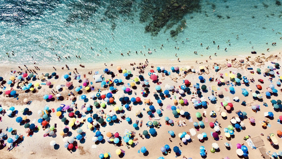 05.06.2023 Strand in Sardinien, Italien, Europa Symbolbild für Besucherlimit, Regeln, Overtourism, Urlauber, Meer, Sonne, Sand, Erholung, Umweltschutz, Überfüllung, Massentourismus, Anwohnerproteste, ...