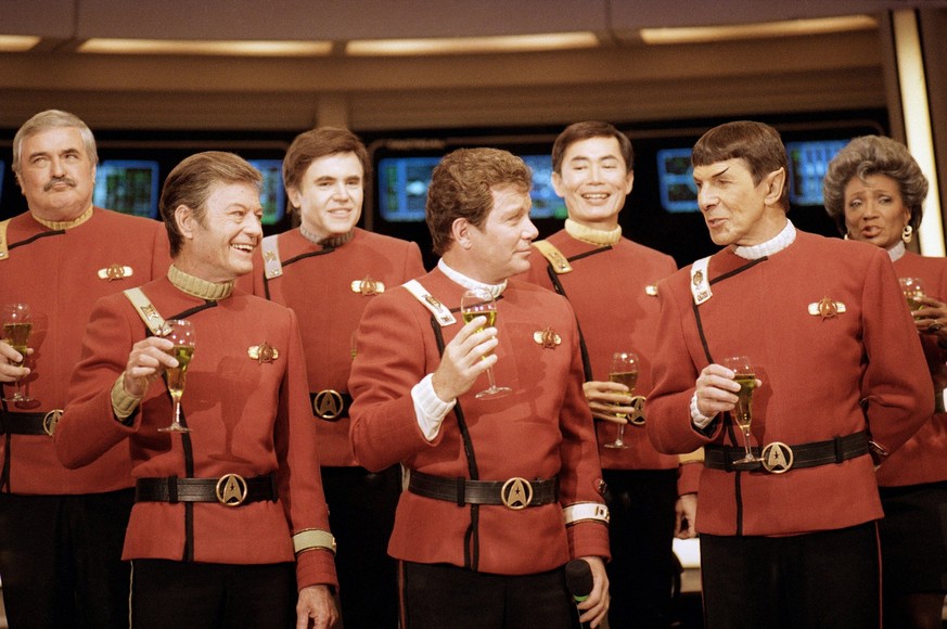 ARCHIV - 28.12.1988, USA, Los Angeles: Mitglieder der &quot;Star Trek&quot;-Crew, James Doohan (l-r), DeForest Kelley, Walter Koenig, William Shatner, George Takei, Leonard Nimoy und Nichelle Nichols, ...