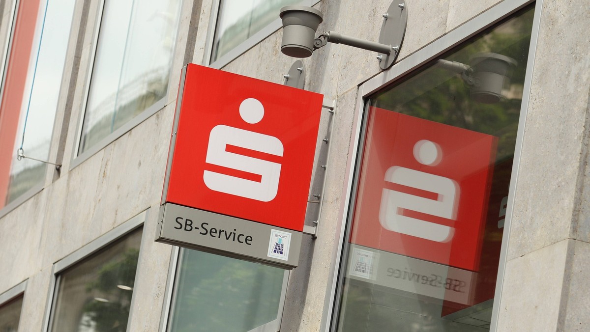 An der Filiale einer Sparkasse hängt ein Schild mit dem Logo des Kreditinstitus. Köln Nordrhein-Westfalen *** A sign with the logo of the credit institution Cologne North Rhine-Westphalia hangs on the ...