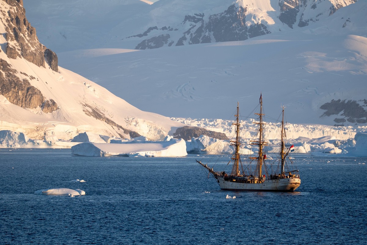 hip in the Southern Ocean. Antarctica. Tourism and science Vernadsky Research Base, Antarctica CR_HYVK250228-1670905-01 EDITORIAL USE ONLY