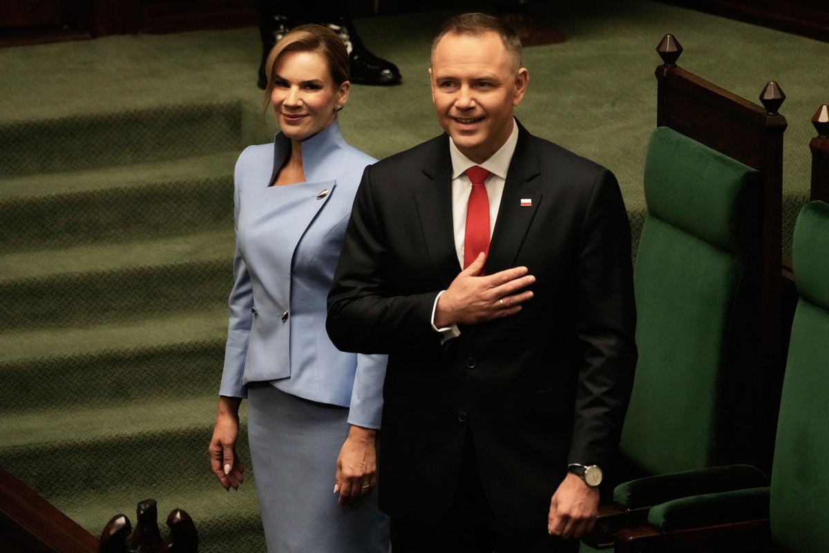 06.08.2025, Polen, Warschau: Polens neuer Präsident Karol Nawrocki (r) kommt mit seiner Frau Marta Nawrocka zur Vereidigung. Der Rechtskonservative Nawrocki siegte bei der Präsidentenwahl am 1. Juni. ...