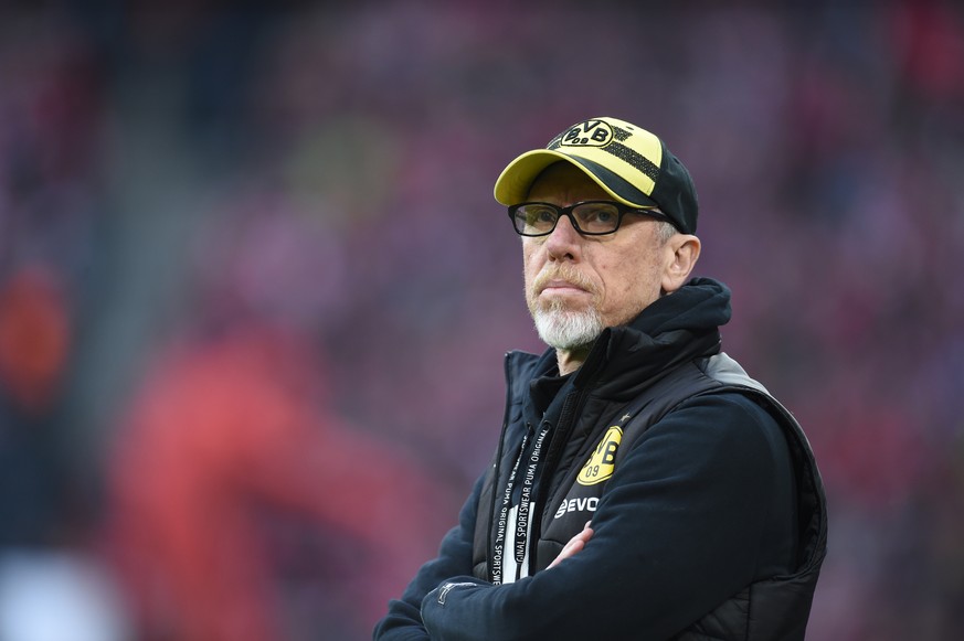 ARCHIV - 31.03.2018, Bayern, München: Fußball: Bundesliga, Bayern München - Borussia Dortmund, 28. Spieltag in der Allianz Arena in München (Bayern). Trainer Peter Stöger von Dortmund steht vor Spielb ...