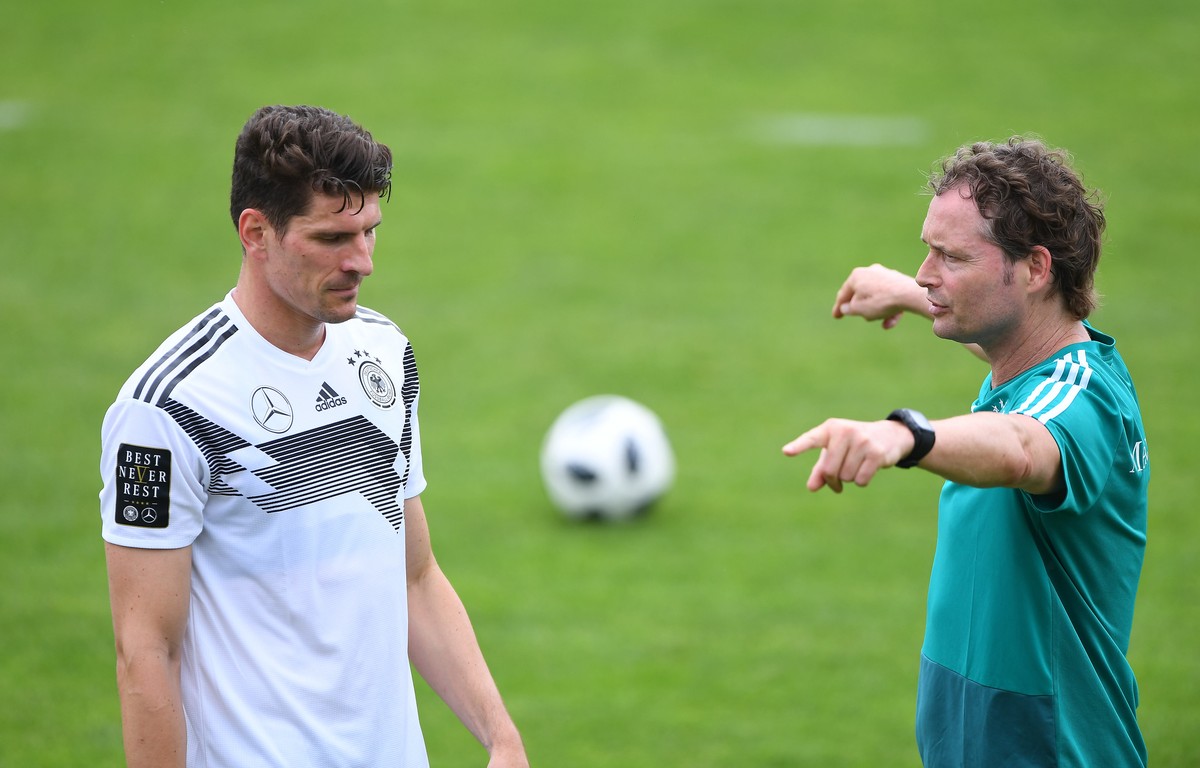 DFB-Assistenztrainer Marcus Sorg (Deutschland) und Mario Gomez (Deutschland).

GES/ Fussball/ Vorbereitung auf die WM 2018: Training der deutschen Nationalmannschaft in Suedtirol, 24.05.2018

Football ...