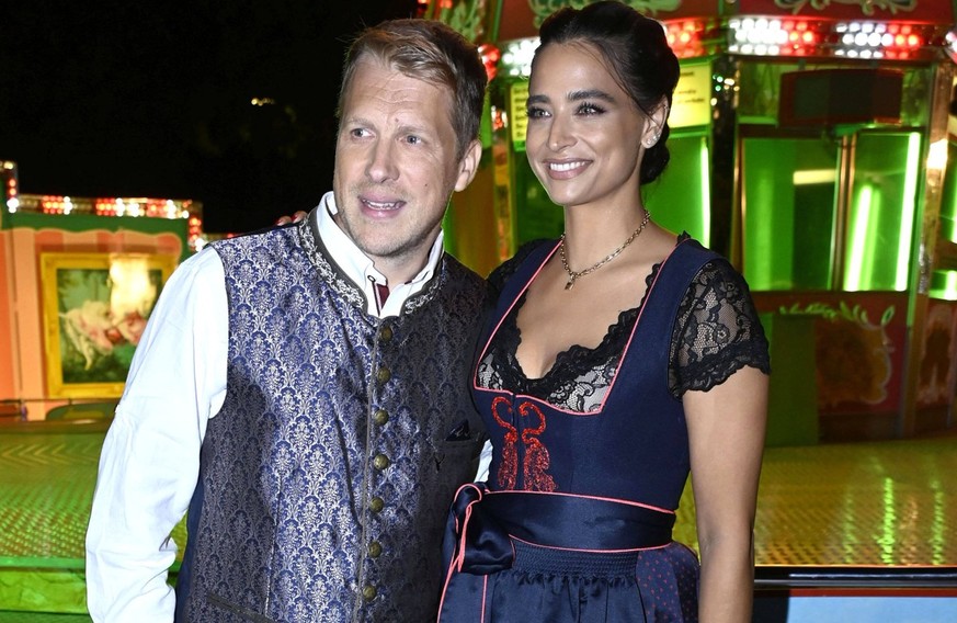 Oliver Pocher mit Ehefrau Amira Pocher beim Almauftrieb in der Käfer Wiesn Schänke auf dem Oktoberfest 2022 auf der Theresienwiese. München, 18.09.2022 *** Oliver Pocher with wife Amira Pocher at the  ...