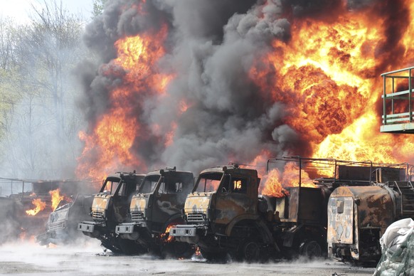 04.05.2022, Ukraine, Makijiwka: Brennende Fahrzeuge in einem �ldepot nach dem Einschlag von Raketen in einem von den von Russland unterst�tzten Separatisten kontrollierten Gebiet in Makiivka, 15 km �s ...