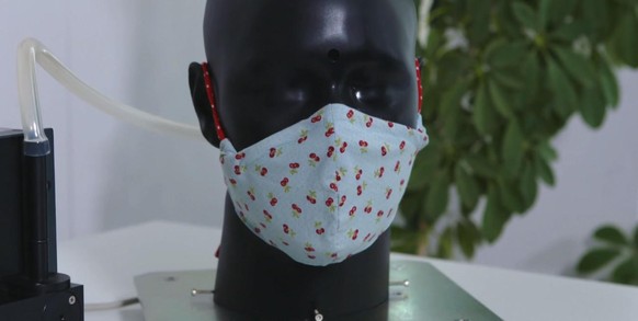 Die selbstgenähte Maske bietet mehr Schutz, wenn sie eng an der Nase anliegt.