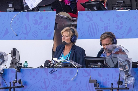 Claudia Neumann während der Frauen-WM 2019 mit ihrem Assistenten.
