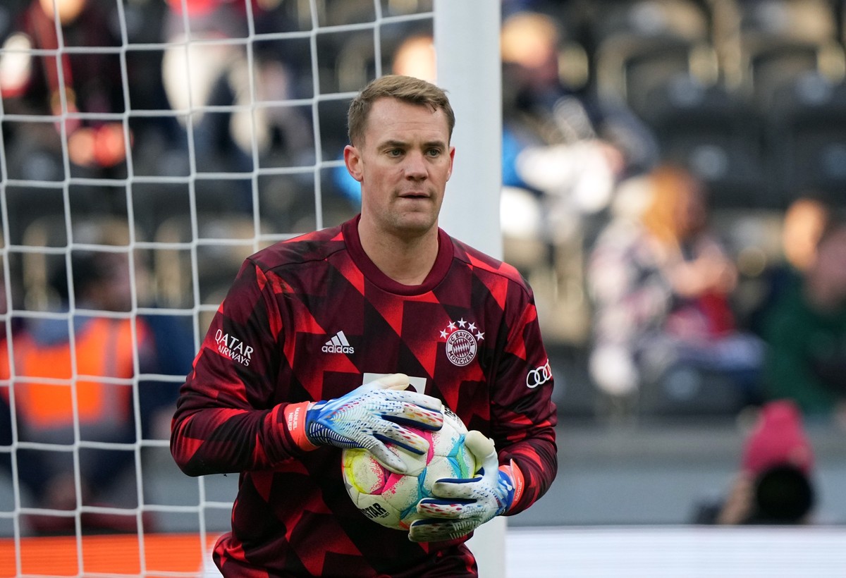 ARCHIV - 05.11.2022, Berlin: Fu�ball: Bundesliga, Hertha BSC - Bayern M�nchen, 13. Spieltag, Olympiastadion, Bayerns Torh�ter Manuel Neuer vor dem Spiel in Aktion. Der verletzte Nationaltorh�ter arbei ...