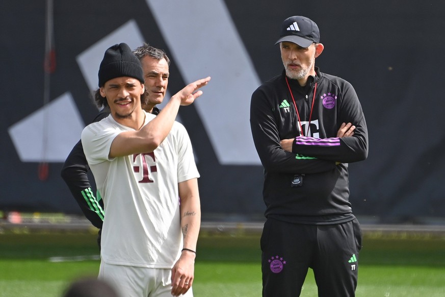 Leroy SANE Bayern Muenchen, hi:Trainer Thomas TUCHEL Bayern Muenchen, Co Trainer Arno MICHELS Bayern Muenchen. Abschlusstraining vor dem Fussball Champions League Viertelfinale FC Arsenal - FC Bayern  ...