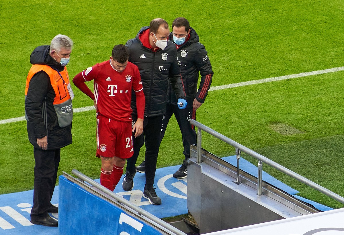 Fussball 1.Bundesliga FC BAYERN MUENCHEN - SV WERDER BREMEN 1-1 Lucas HERNANDEZ FCB 21 injured with FCB Mannschaftsarzt, Dr.Jochen HAHNE, at the match FC BAYERN MUENCHEN - SV WERDER BREMEN 1-1 in the  ...