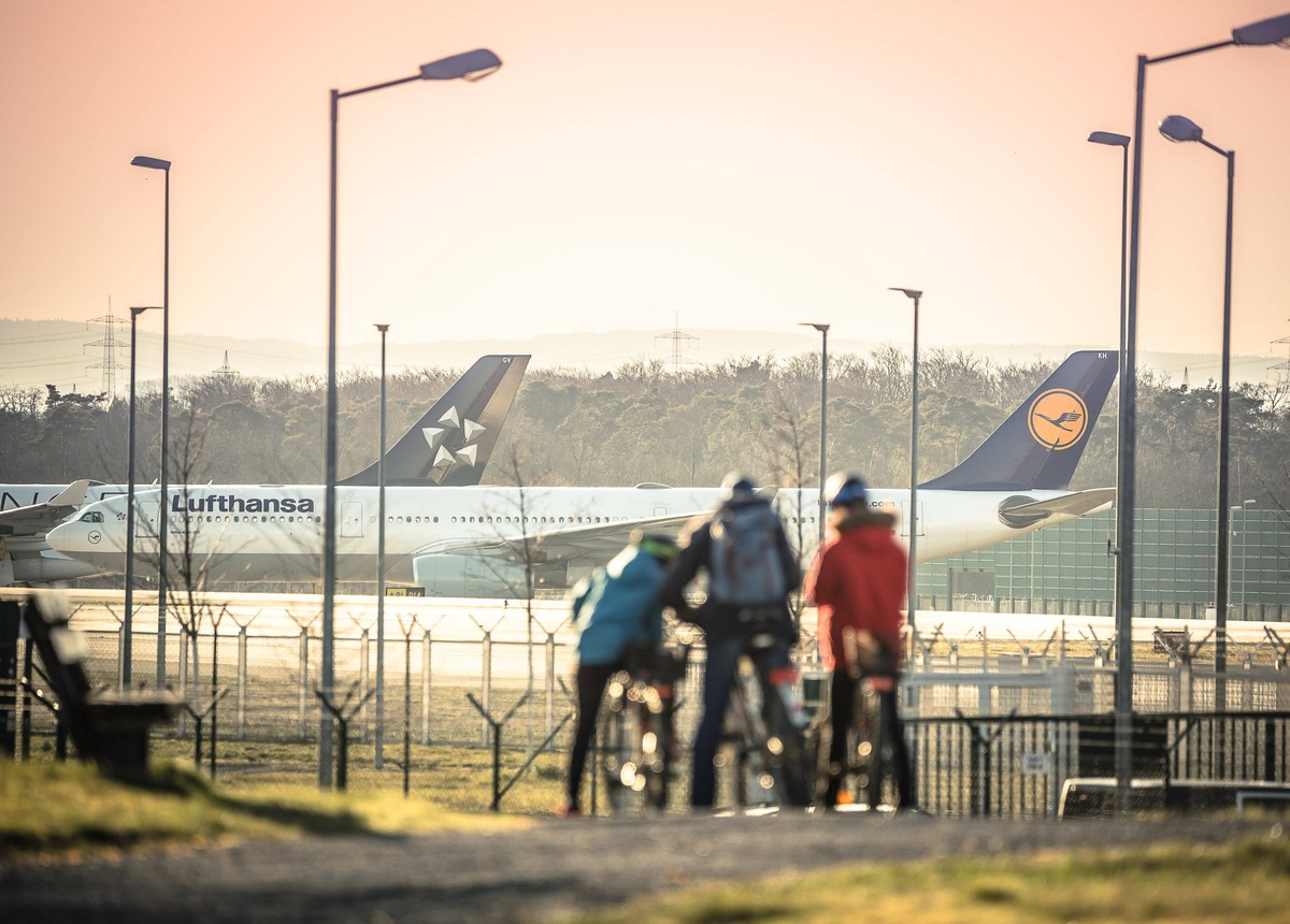 Deutschland - Frankfurt - 23.03.2020 / Frankfurter Flughafen - die Nordwest-Landebahn wird zum Lufthansa Parkplatz - Radfahrer suchen den richtigen Weg Wirtschaft Frankfurter Flughafen - Landebahn wir ...