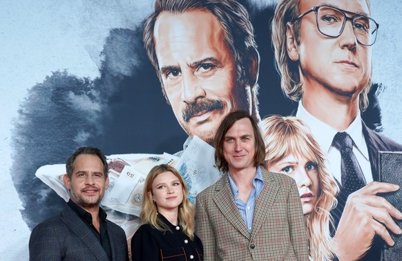 ARCHIV - 17.11.2021, Berlin: Die Schauspieler Moritz Bleibtreu (l-r), Sinja Irslinger und Lars Eidinger kommen zur Premiere der RTL+-Serie &quot;Faking Hitler&quot; in den Delphi-Filmpalast. (zu dpa V ...