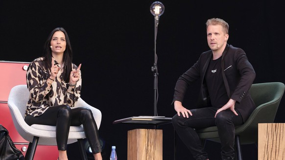 Oliver Pocher mit Ehefrau Amira Pocher bei der ersten Autokultur-Veranstaltung Die Pochers hier auf dem Schützenplatz. Die Besucher verfolgen unter Berücksichtigung klarer Hygiene-Vorschriften während ...