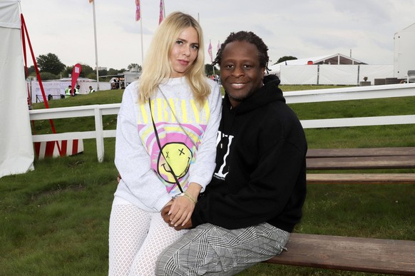 Mola Adebisi mit Freundin Adelina Zilai bei der 90s Super Show 2023 im Freizeitpark Horner Rennbahn, Hamburg, 22.07.2023 *** Mola Adebisi with girlfriend Adelina Zilai at the 90s Super Show 2023 in th ...