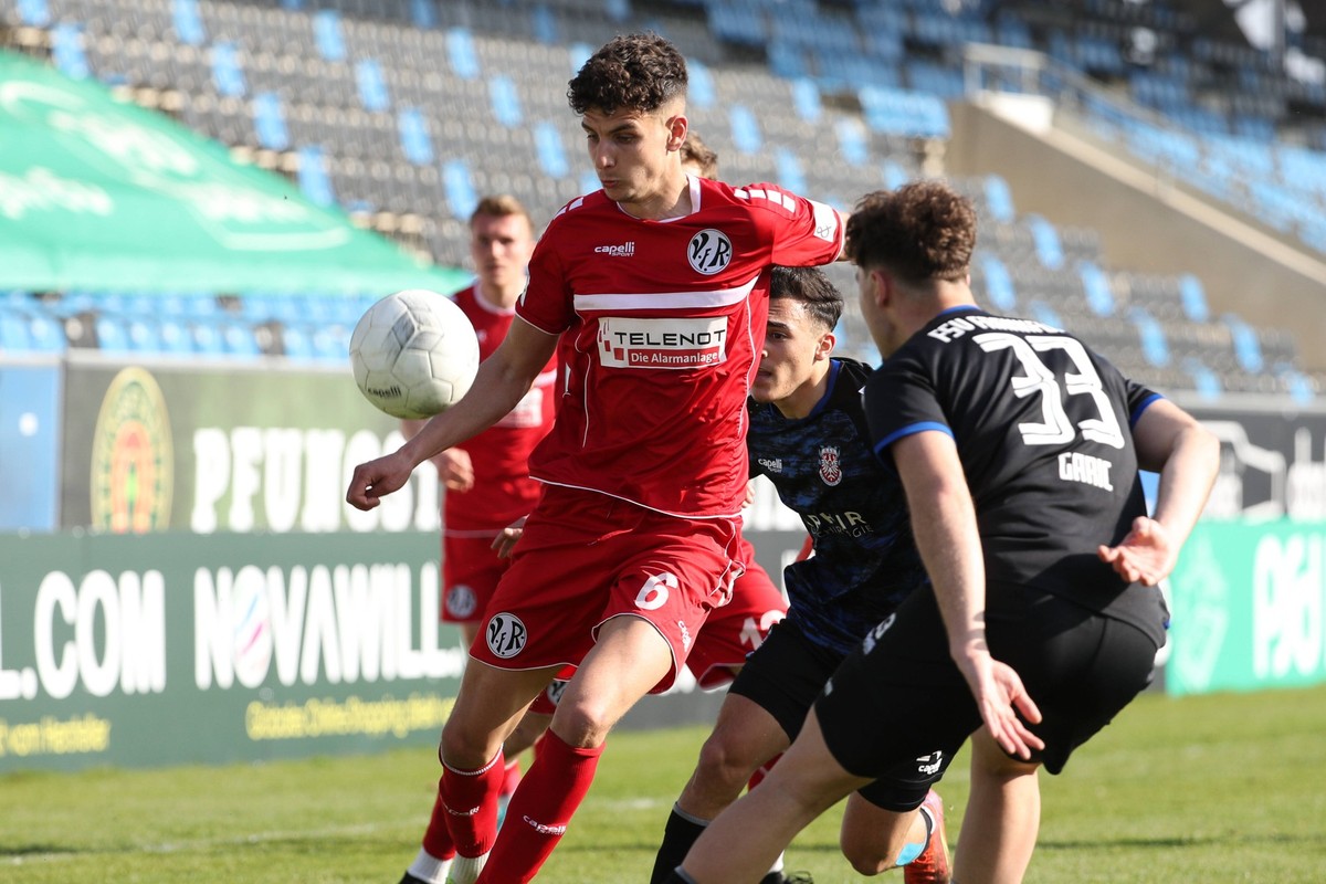 Elfadli Daniel,VfR Aalen, 6, Garic Luka,FSV Frankfurt, 33, , GER, Fussball, Regionalliga SuedwestL,FSV Frankfurt -gegen VfR Aalen,26.03.2022 Frankfurt *** Elfadli Daniel, VfR Aalen, 6 , Garic Luka, FS ...