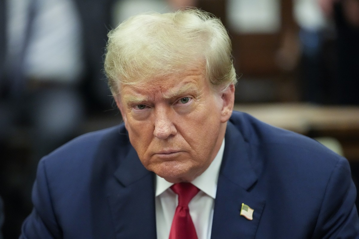 ARCHIV - 04.10.2023, USA, New York: Donald Trump, ehemaliger Präsident der USA, sitzt im Gerichtssaal vom New York Supreme Court. (zu dpa: «Knapp bei Kasse - Trump droht die Pfändung») Foto: Mary Alta ...