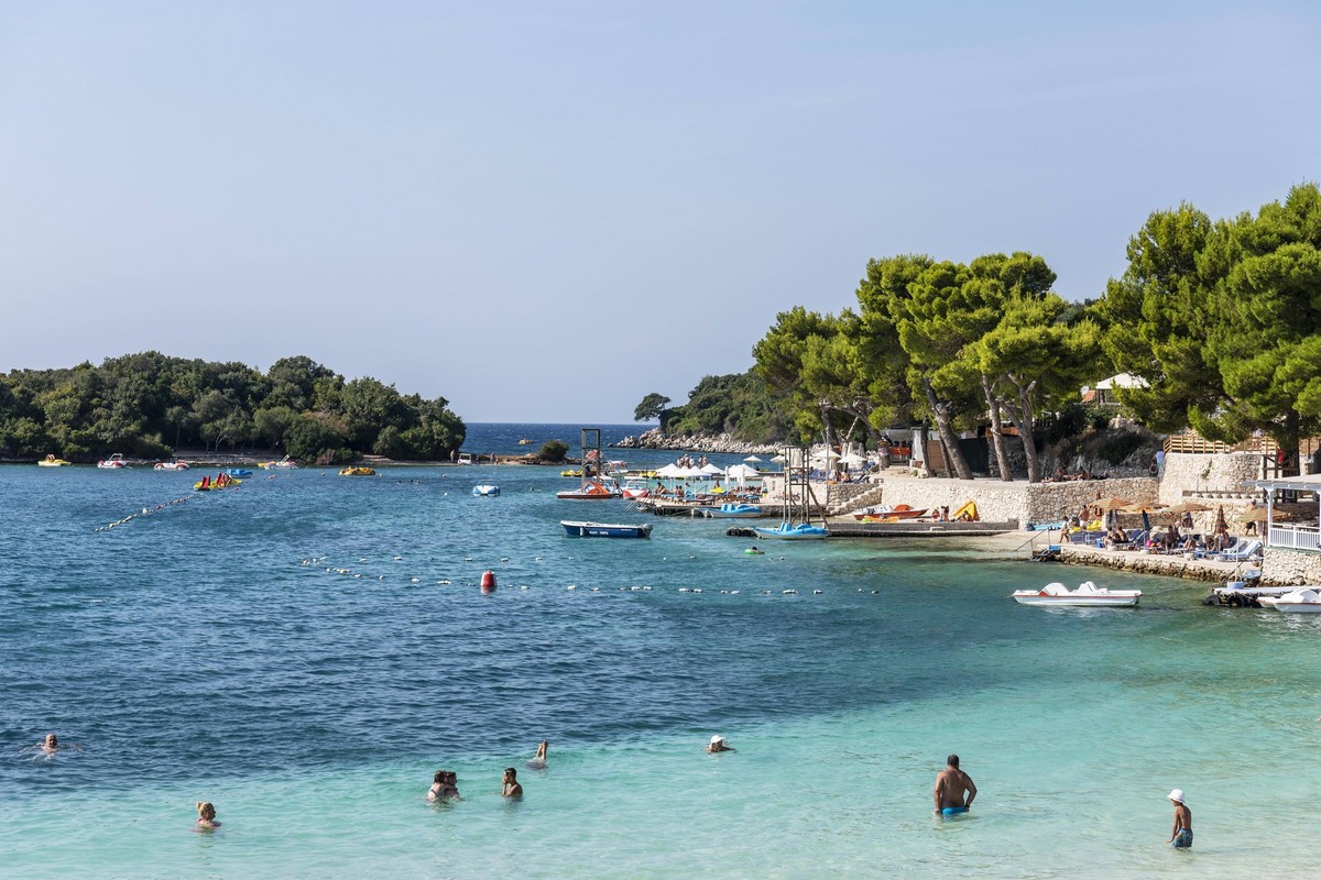 Touristen am Strand, Badebucht, Badeort, Ksamil, Saranda, Ionisches Meer, Albanien, Europa *** Tourists on the beach bathing bay seaside resort Ksamil Saranda Ionian Sea Albania Europe Copyright: imag ...