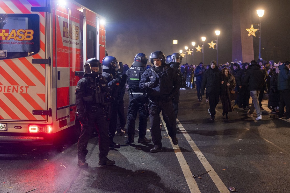 01.01.2025, Hessen, Frankfurt/Main: Rettungsdienst und Polizei sind an Silvester in Frankfurt am Main im Einsatz. Foto: Helmut Fricke/dpa +++ dpa-Bildfunk +++