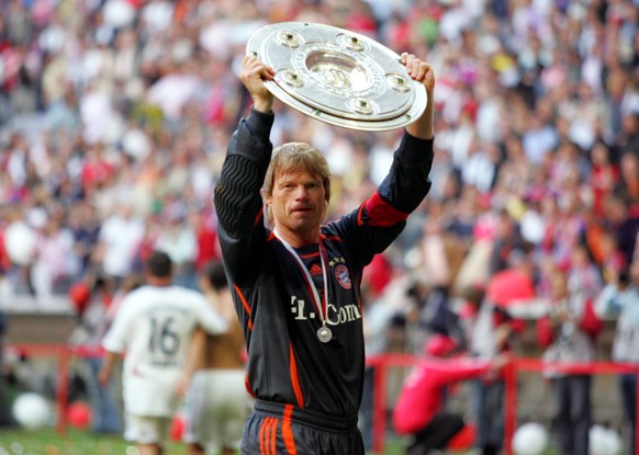Torwart Oliver Kahn pr�sentiert die Meisterschale, der FC Bayern M�nchen ist Deutscher Meister 2005/2006
