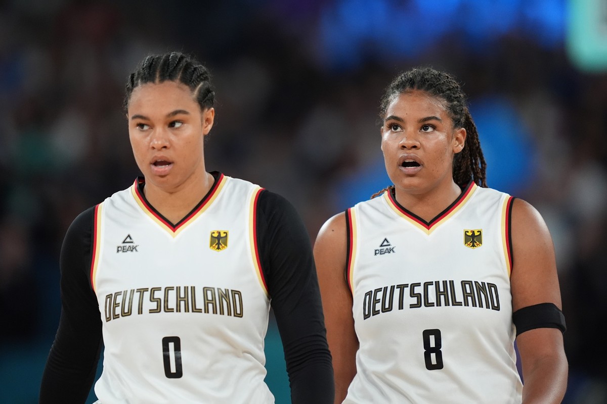 07.08.2024, Frankreich, Paris: Olympia, Paris 2024, Basketball, Damen, Deutschland - Frankreich, Viertelfinale, Deutschlands Satou Sabally (l) und Deutschlands Nyara Sabally reagieren w�hrend des Spie ...