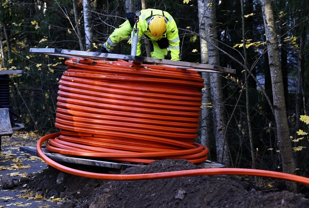 ARCHIV - 16.10.2024, Finnland, Espoo: Auf der Baustelle des schwedischen Unternehmens GlobalConnect wird ein neues Glasfaserkabel installiert. GlobalConnect plant, sein Glasfasernetz durch den Bau meh ...