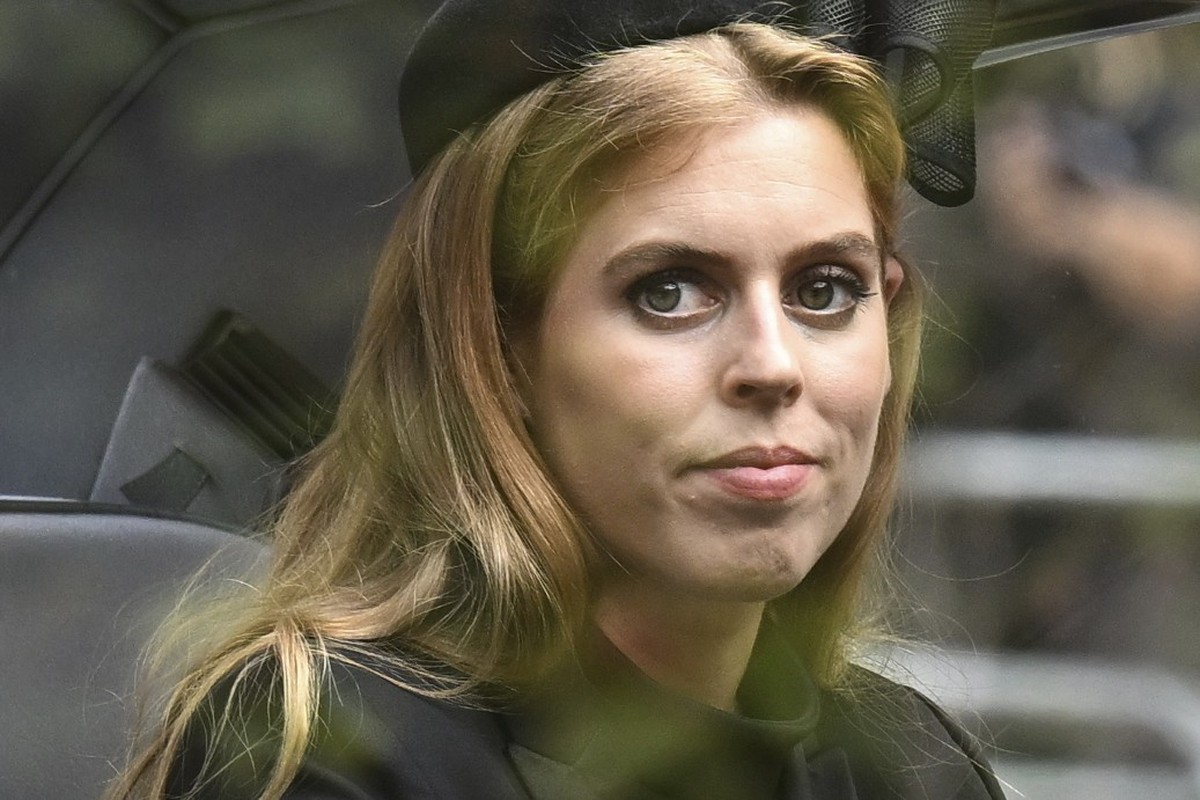 19.09.2022, Gro�britannien, London: Prinzessin Beatrice verl�sst Westminster Abbey nach dem Staatsakt vor der Beisetzung von K�nigin Elizabeth II in einem Wagen. Zum Staatsbegr�bnis f�r Elizabeth II.  ...