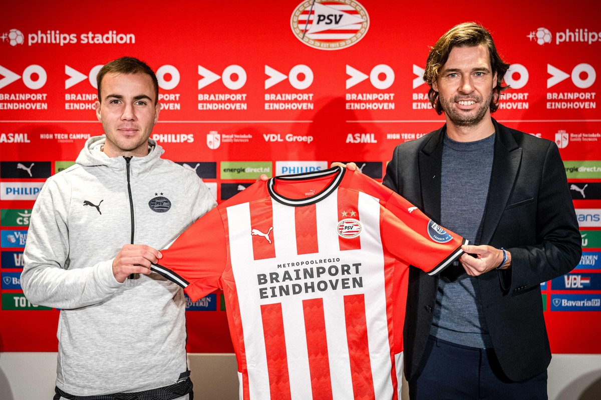 2020-10-08 13:45:07 EINDHOVEN - Mario Gotze (L) und technischer Direktor John de Jong während der Präsentation im Philips Stadium. Der 28-jährige Mittelfeldspieler hat für zwei Spielzeiten einen Vertr ...