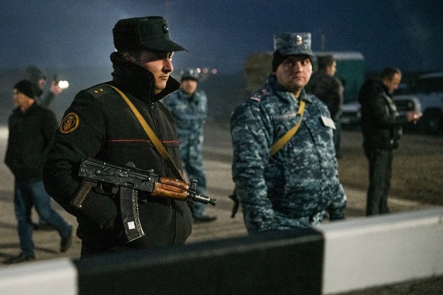 Armenien, Spannungen am Latschin-Korridor der Verbindung nach Bergkarabach ARMENIA, LACHIN DISTRICT - DECEMBER 26, 2022: Police officers guard the Armenian-Azerbaijani border in the Lachin corridor. T ...