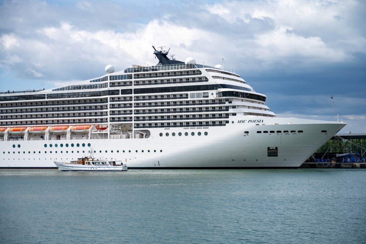 18.05.2025, Mecklenburg-Vorpommern, Rostock-Warnemünde: Das Kreuzfahrtschiff &quot;MSC Poesia&quot; hat am Passagierkai des Ostseebades Warnemünde festgemacht. Der Kreuzfahrt-Tourismus beschert dem Ha ...