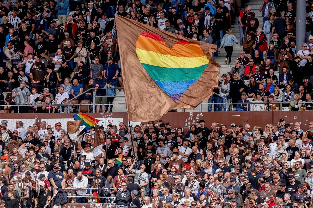 St Pauli Fans schwingen Regenbogen Fahnen Flaggen gegen Homophobie Lesbisch Schwul Trans Support Deutschland , Hamburg , Millerntorstadion , Fussball , Bundesliga , 2. Fussball Bundesliga , FC St Paul ...