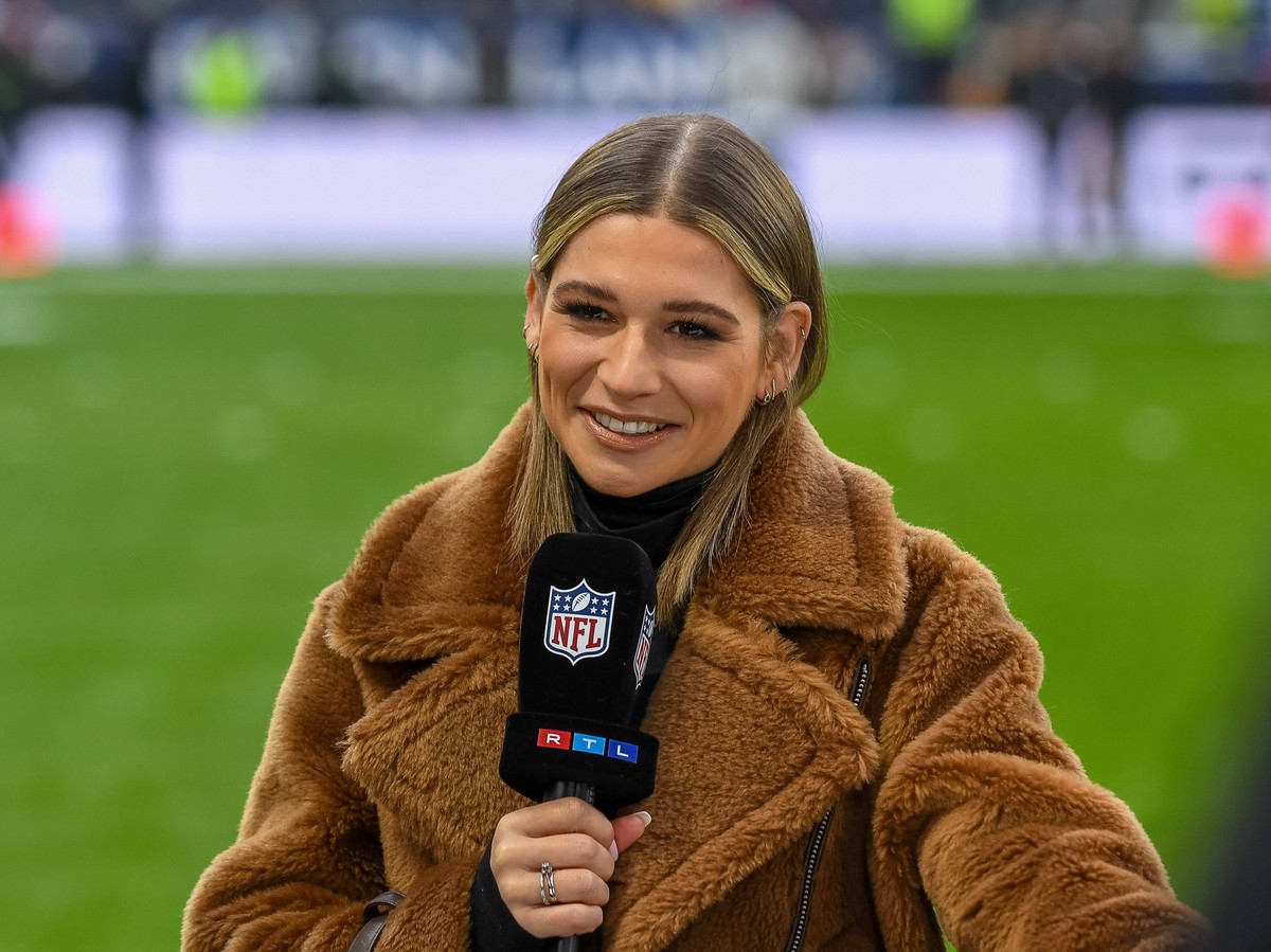 Jana Wosnitza RTL Moderatorin, Indianapolis Colts vs. New England Patriots, American Football, National Football League, Week 10, Saison 2023, 12.11.2023, Indianapolis Colts vs. New England Patriots,  ...