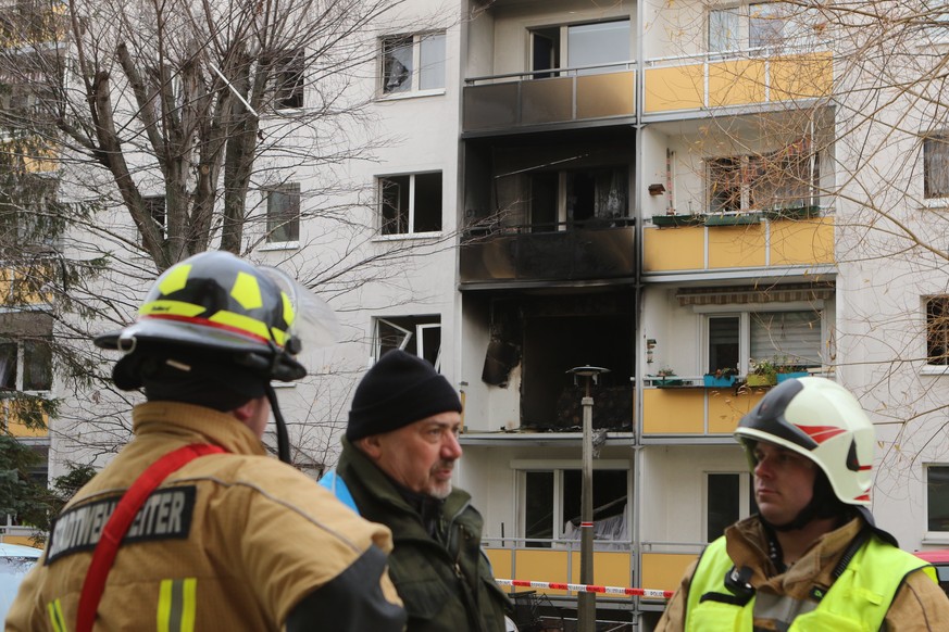 Das Haus hat von der Explosion Schaden genommen.