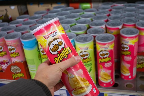 Tyumen, Russia - November 20, 2019: Pringles chips in the customer&#039;s hand, buying snacks in a hypermarket. selective focus xkwx food, product, snack, pringles, editorial, brand, unhealthy, contai ...