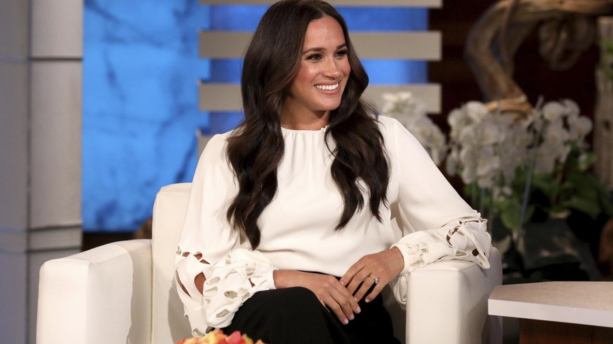 15.11.2021, USA, Burbank: Auf diesem von Warner Bros. veröffentlichten Foto ist Meghan, Herzogin von Sussex, während einer Aufzeichnung der &quot;The Ellen DeGeneres Show&quot; auf dem Gelände von War ...