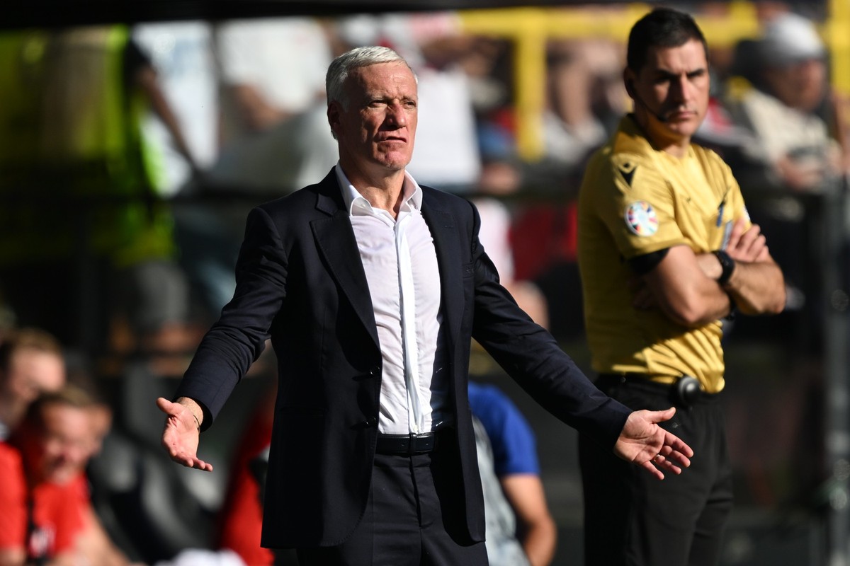 25.06.2024, Nordrhein-Westfalen, Dortmund: Fu�ball, UEFA Euro 2024, EM, Frankreich - Polen, Vorrunde, Gruppe D, Spieltag 3, Stadion Dortmund, Frankreichs Trainer Didier Deschamps reagiert an der Seite ...