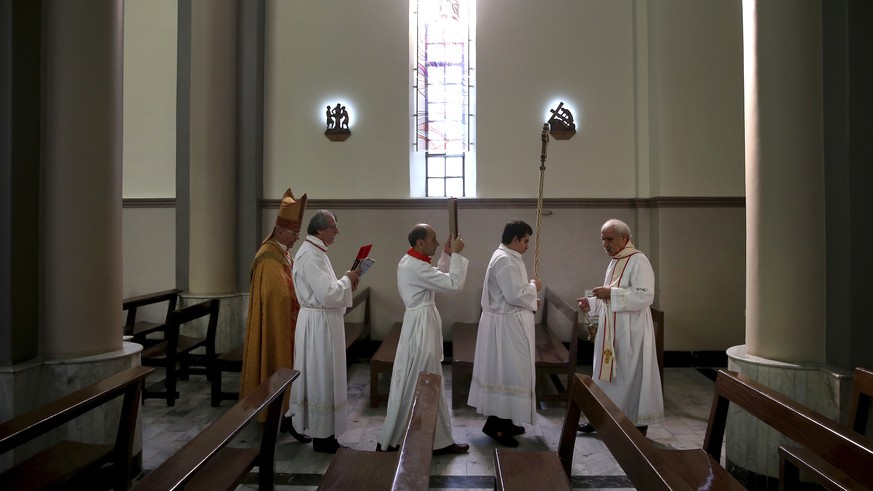 25.12.2018, Iran, Teheran: Iranische Priester feiern die Weihnachtsmesse in der Katholischen Kirche Saint Joseph Chaldean-Assyrian, in Teheran. Foto: Ebrahim Noroozi/AP/dpa +++ dpa-Bildfunk +++