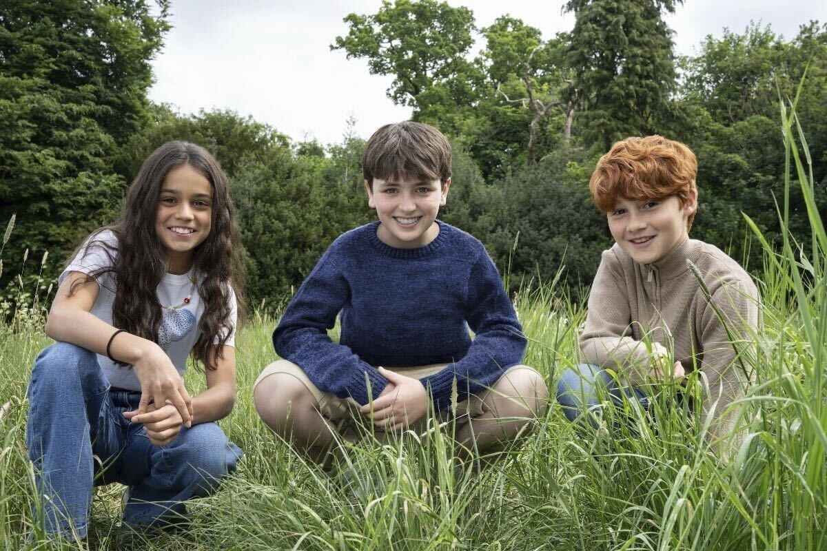 HANDOUT - 27.05.2025, ---, -: Das von HBO veröffentlichte Bild zeigt die Schauspieler Arabella Stanton (l-r), Dominic McLaughlin und Alastair Stout, die Hermine Granger, Harry Potter und Ron Weasley i ...