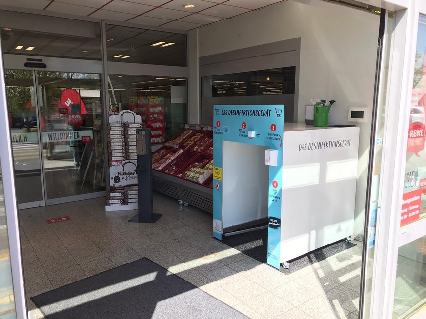 Die Waschstraße für Einkaufswägen im Eingangsbereich einer Rewe-Filiale.