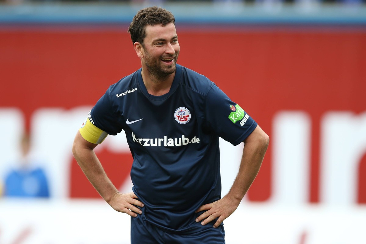 Bis heute pflegt Marteria einen engen Kontakt zu seinem finanziell angeschlagenen Herzensverein Hansa Rostock – und sammelte 2015 bei einem Benefizspiel über 500.000 Euro.