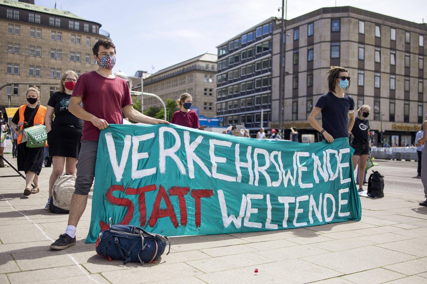 Firdays For Future Hamburg demonstriert gegen den Autogipfel Rund 200 Personen von Fridays For Future Hamburg demonstrierten am 02.06.2020 f