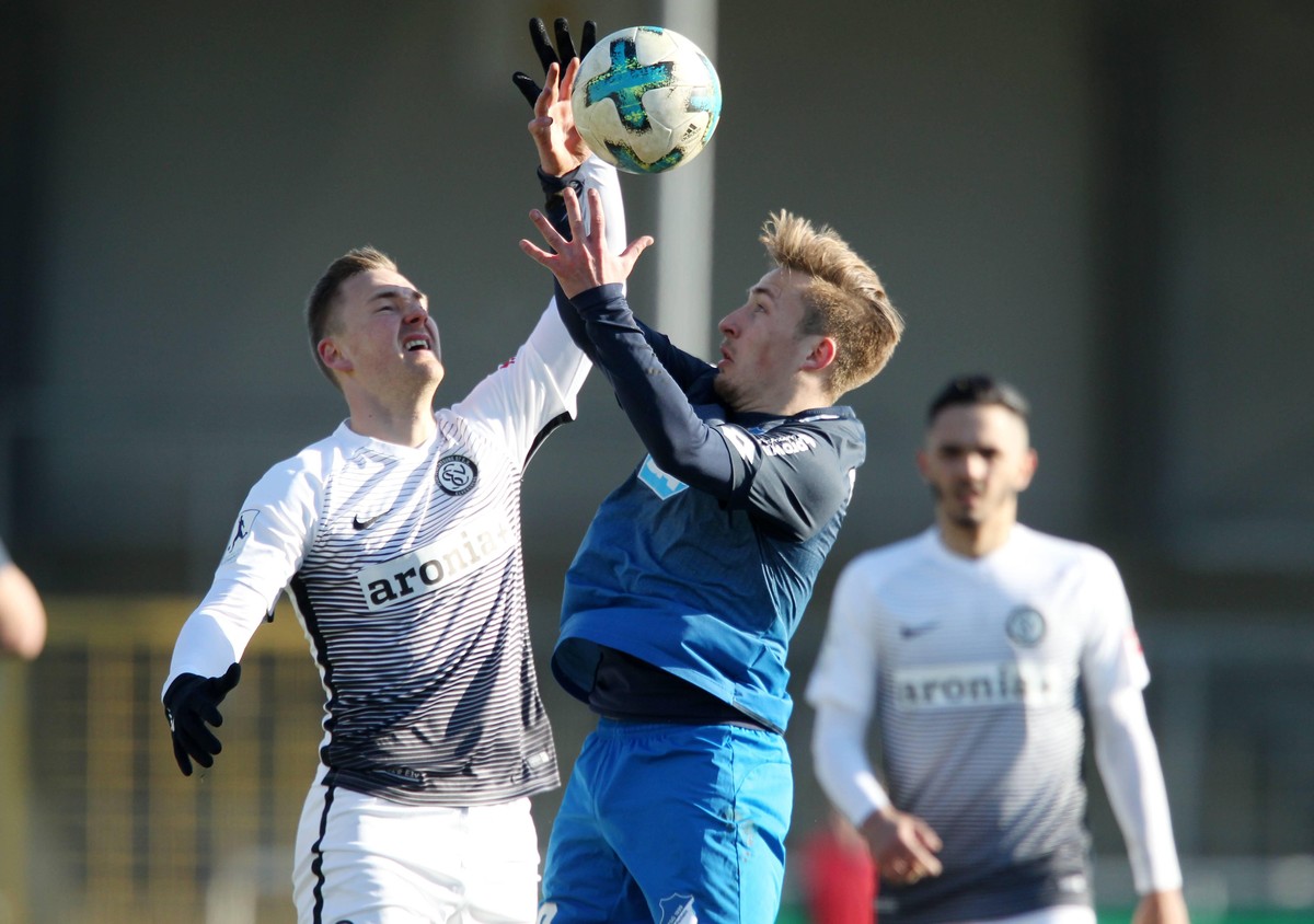 Fussball Regionalliga S�dwest: TSG 1899 Hoffenheim U23 - SV Elversberg, 26. Spieltag am 25.02.2018 im Dietmar-Hopp Stadion in Hoffenheim, xmdx, Moritz GOETTEL / G�TTEL (9, SV Elversberg), Felix PASSLA ...