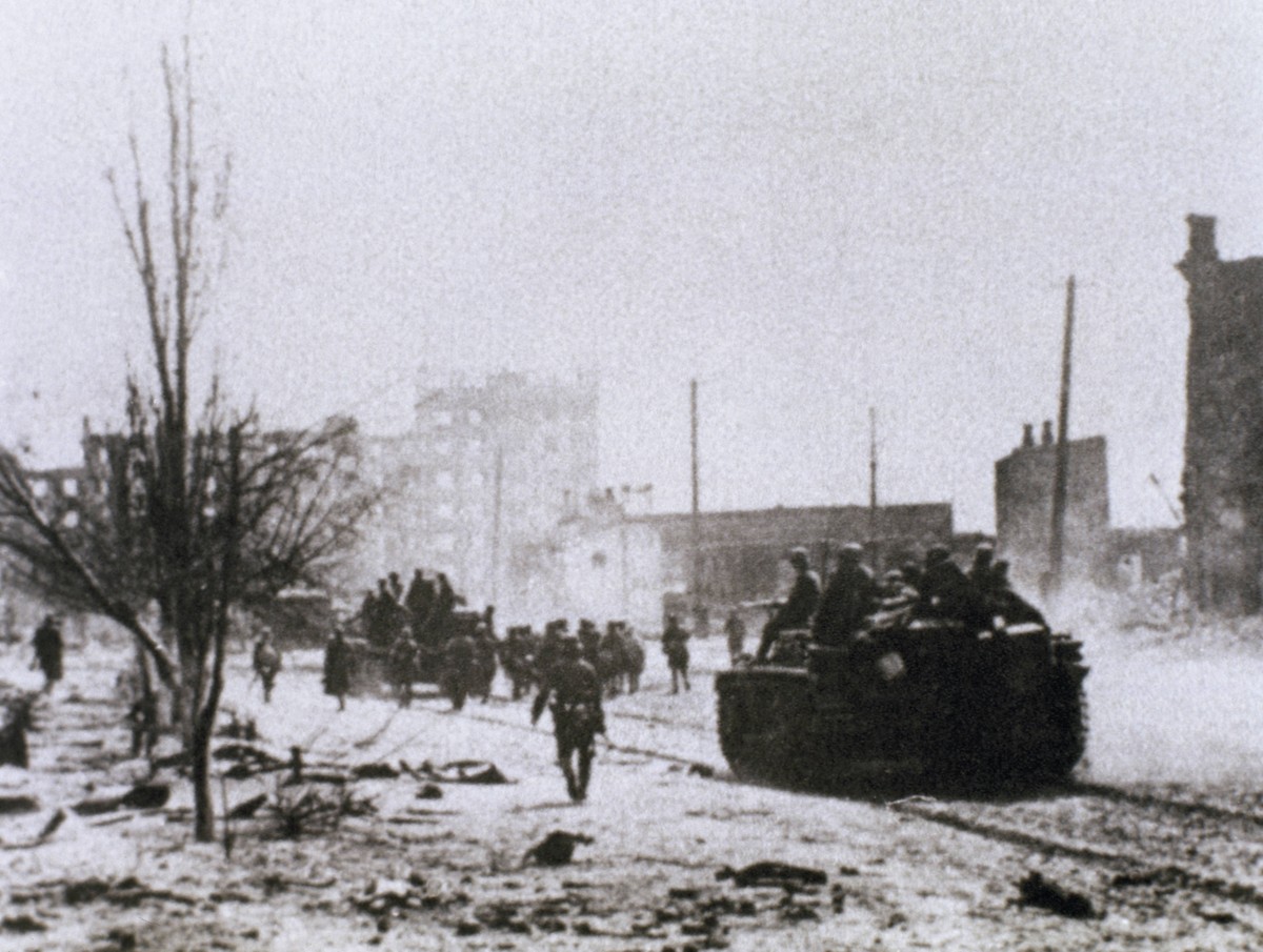 WORLD WAR II (1939-1945). Battle of Stalingrad. Fought between the German and Soviet army (August 1942 - February 1943). Artillery into the city of Stalingrad. USSR. PUBLICATIONxINxGERxSUIxAUTxONLY Co ...