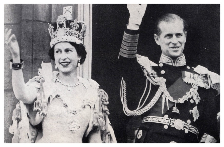 Queen Elizabeth II. und Prinz Philip nach der Krönung 1953 auf dem Balkon des Buckingham Palace in London.
