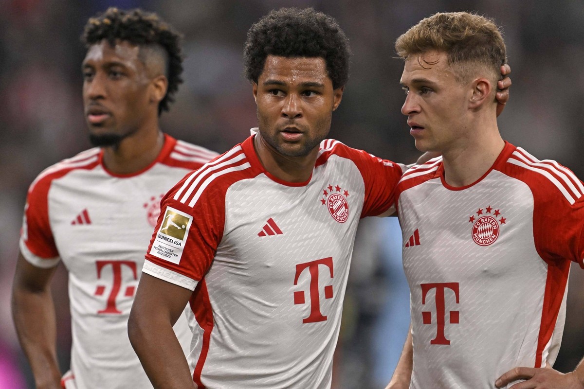 30.03.2024, Fussball 1. Bundesliga 2023/2024, 27.Spieltag, FC Bayern M�nchen - Borussia Dortmund, in der Allianz-Arena M�nchen. v.l. Kingsley Coman FC Bayern M�nchen, Serge Gnabry FC Bayern M�nchen un ...