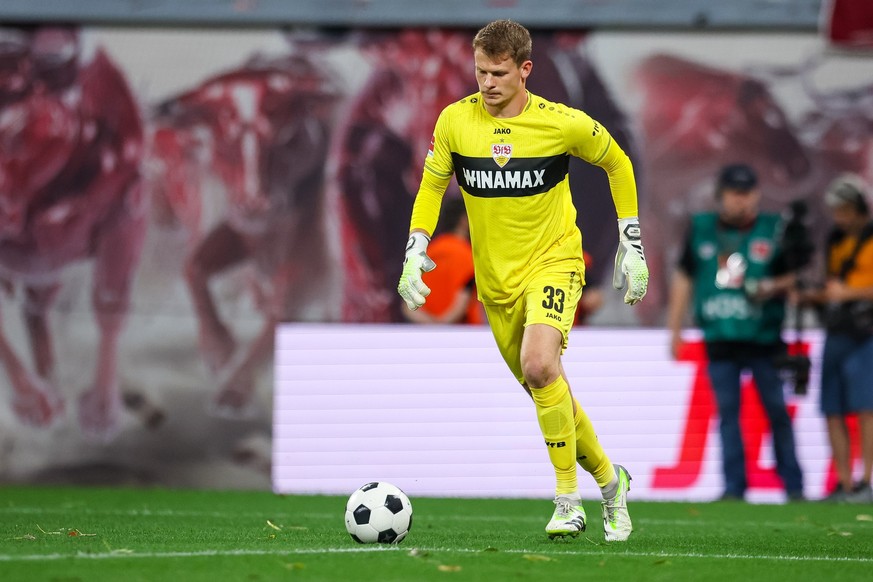 ARCHIV - 25.08.2023, Sachsen, Leipzig: Fußball: Bundesliga, 2. Spieltag, RB Leipzig - VfB Stuttgart in der Red-Bull-Arena. Stuttgarts Torwart Alexander Nübel am Ball. Alexander Nübel ist vom FC Bayern ...