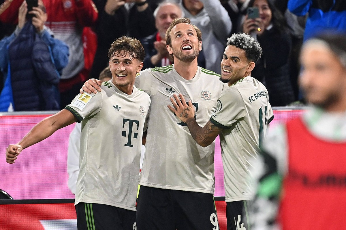 Torjubel Harry KANE Bayern Muenchen nach Tor zum 3-0 mit Tom BISCHOF Bayern Muenchen,li und Luis DIAZ Bayern Muenchen. Jubel,Freude,Begeisterung,Aktion, Fussball 1. Bundesliga Saison 2025/2026, 5.Spie ...