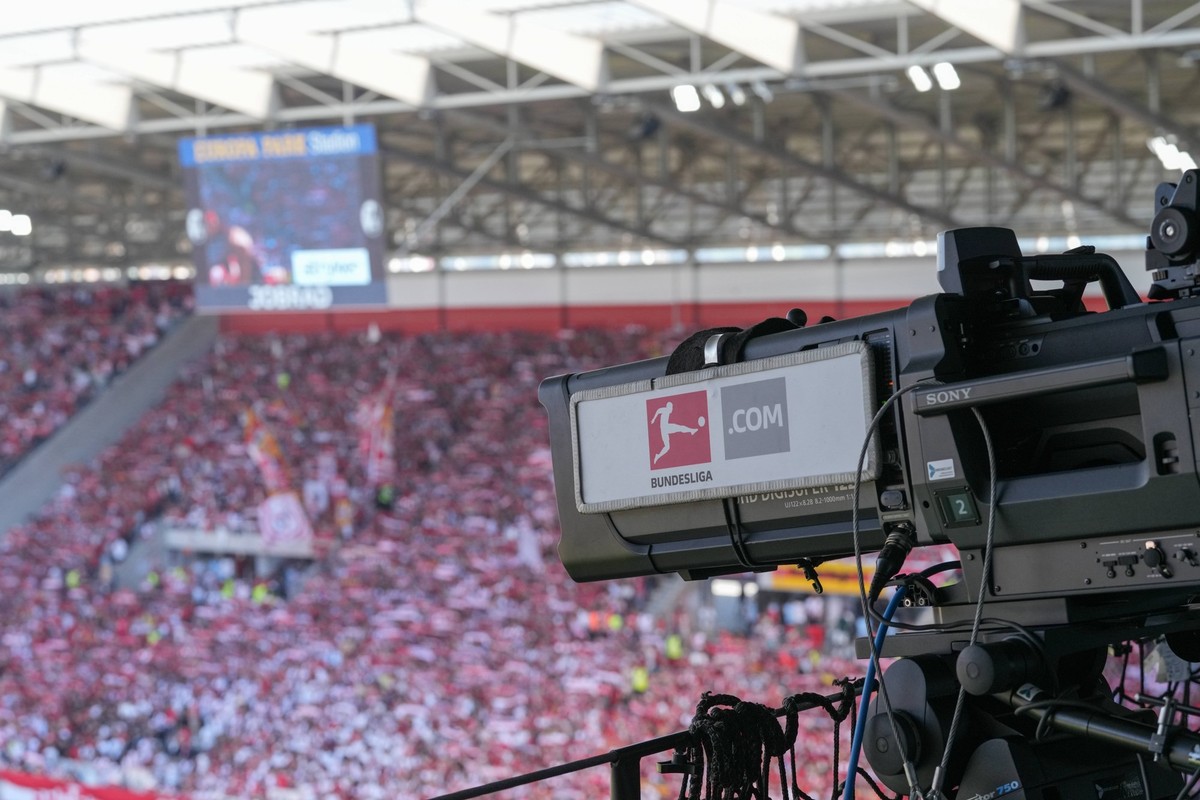 Fu�ball: 1. Bundesliga 2023 / 2024, 33. Spieltag, SC Freiburg vs. 1. FC Heidenheim, Europa-Park-Stadion Freiburg: TV Kamera, Symbolbild Live TV, Pay TV, Fussball, Sky DAZN, DFL, Fernsehrechte Freiburg ...