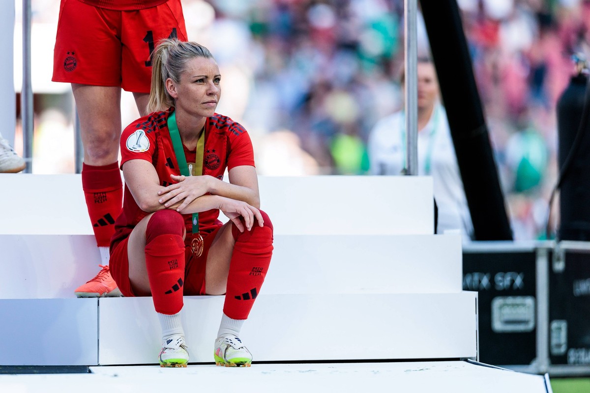 45. DFB-Pokal Finale der Frauen: FC Bayern M�nchen - SV Werder Bremen, 01.05.2025 Linda Dallmann FC Bayern M�nchen, 10 nachdenklich, gl�cklich mit Medaille 45. DFB-Pokal Finale der Frauen: FC Bayern M ...