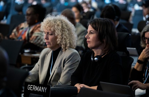 20.11.2022, Ägypten, Scharm El Scheich: Annalena Baerbock (Bündnis 90/Die Grünen, r), Außenministerin, und Jennifer Morgan, Sonderbeauftragte für internationale Klimapolitik des Auswärtigen Amtes, sit ...