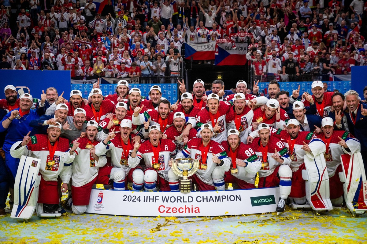 Sport Bilder des Tages SWITZERLAND CZECHIA FINAL IIHF World Championship, WM, Weltmeisterschaft 2024 Team of Czechia after the final of the IIHF Ice hockey, Eishockey World Championship Czechia Prague ...